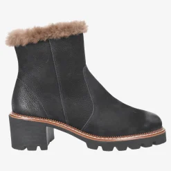 Ankle boot with lambskin
