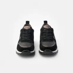 Sneaker with removable footbed