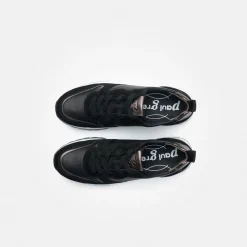 Sneaker with removable footbed