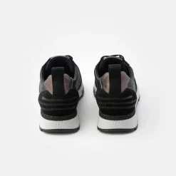 Sneaker with removable footbed