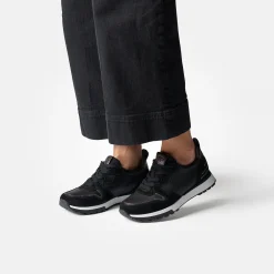 Sneaker with removable footbed