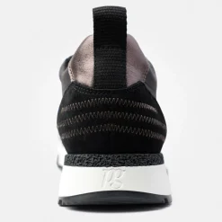 Sneaker with removable footbed