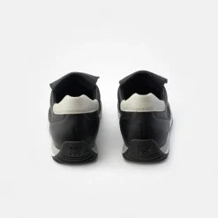 Sneaker with removable footbed