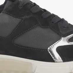 Sneaker with removable footbed