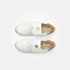 Sneaker with removable footbed