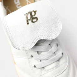 Sneaker with removable footbed