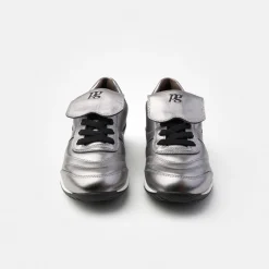 Sneaker with removable footbed