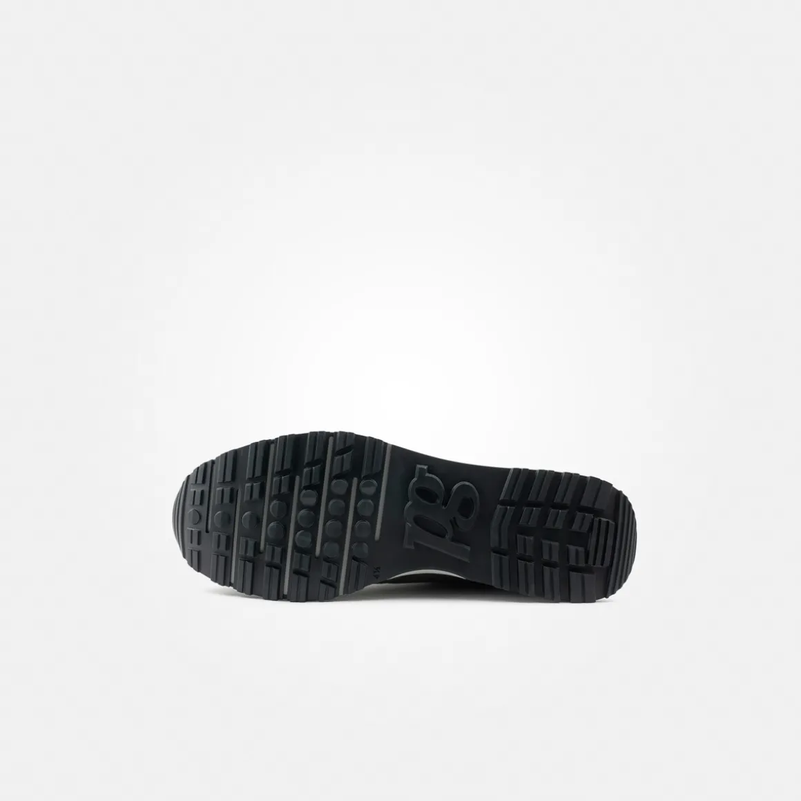 Sneaker with removable footbed