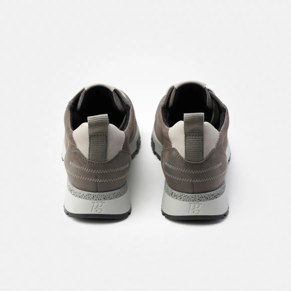 Sneaker with removable footbed