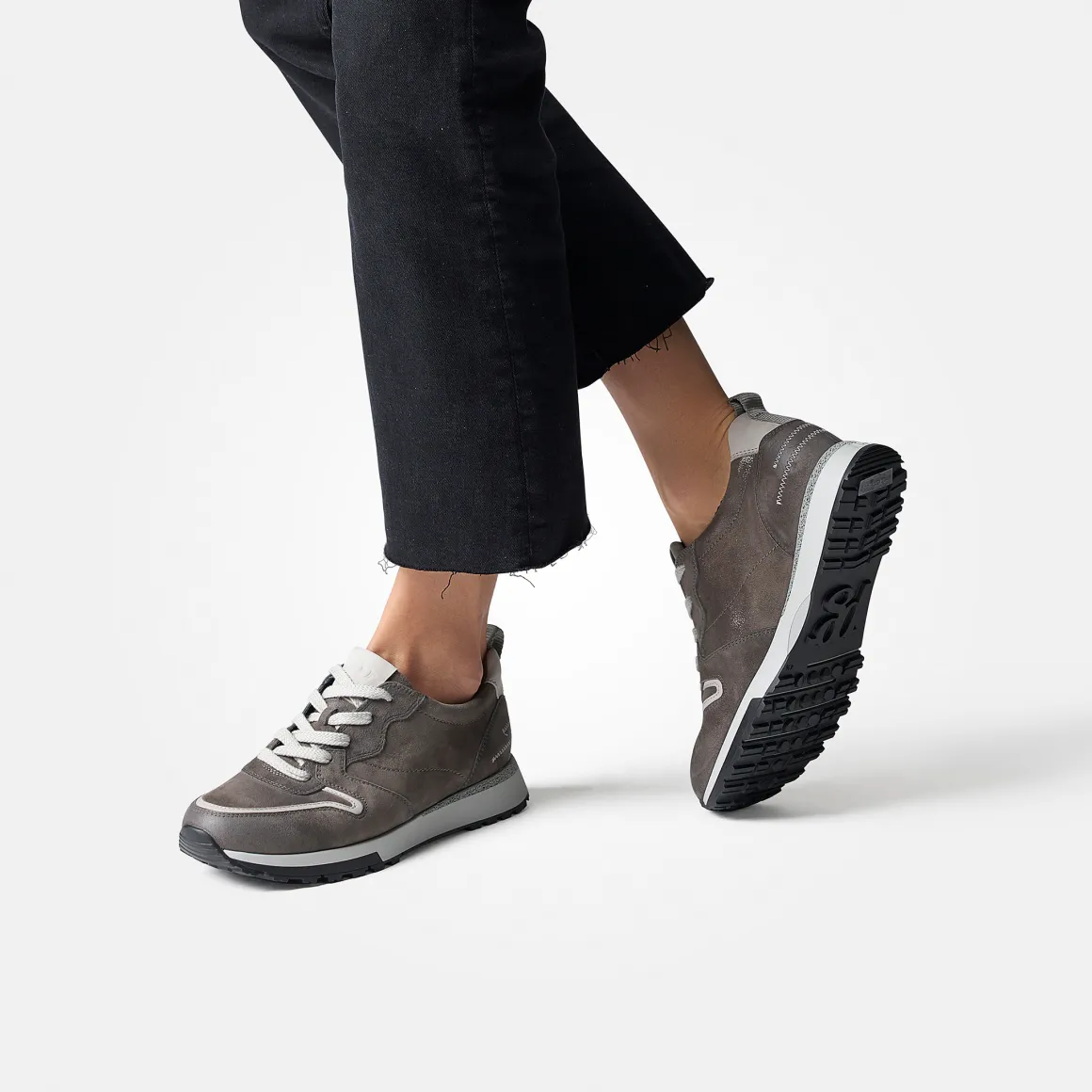 Sneaker with removable footbed