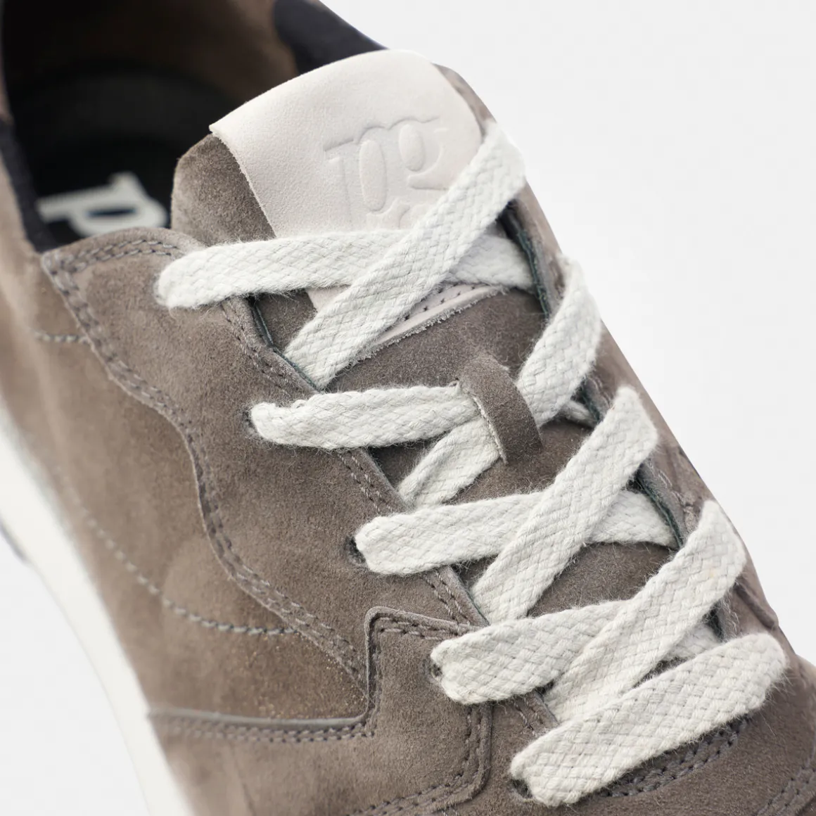 Sneaker with removable footbed