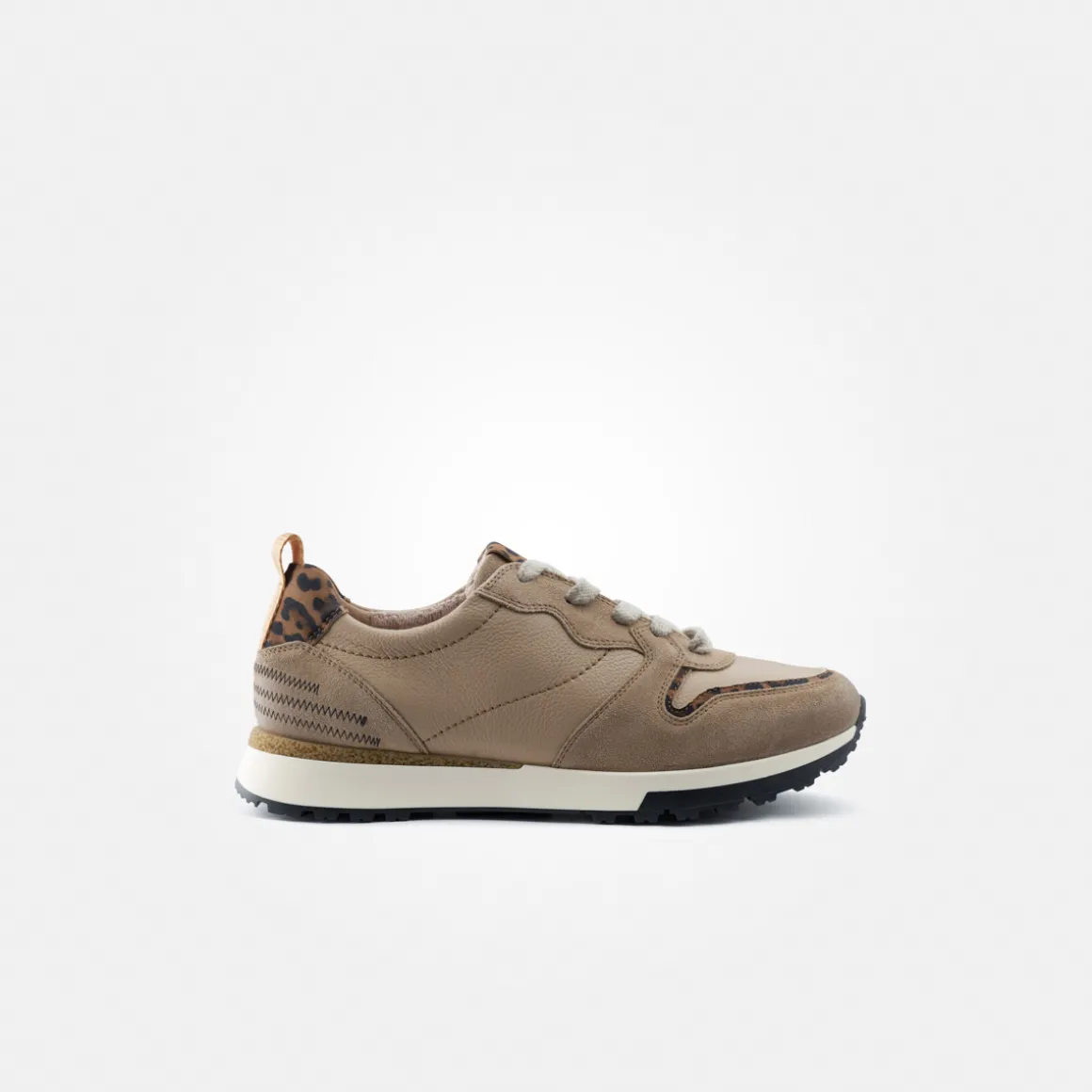 Sneaker with removable footbed