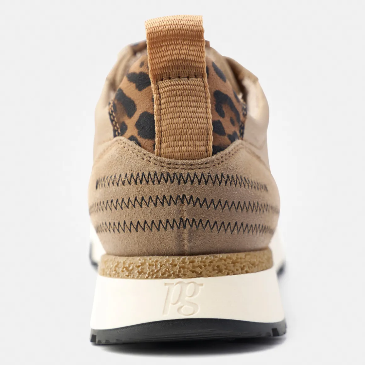 Sneaker with removable footbed