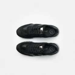 Sneaker with removable footbed