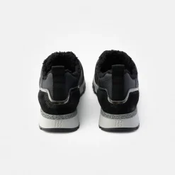 Sneaker with removable footbed