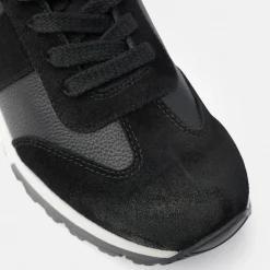 Sneaker with removable footbed