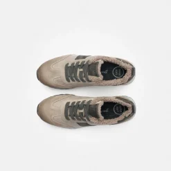 Sneaker with removable footbed