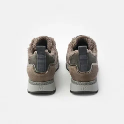 Sneaker with removable footbed