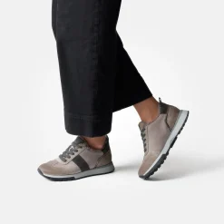 Sneaker with removable footbed