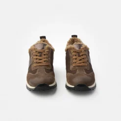 Sneaker with removable footbed