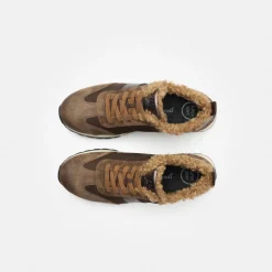 Sneaker with removable footbed