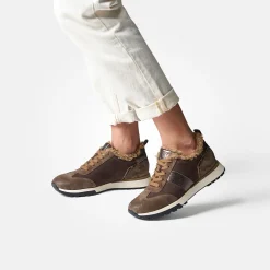 Sneaker with removable footbed