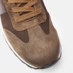 Sneaker with removable footbed